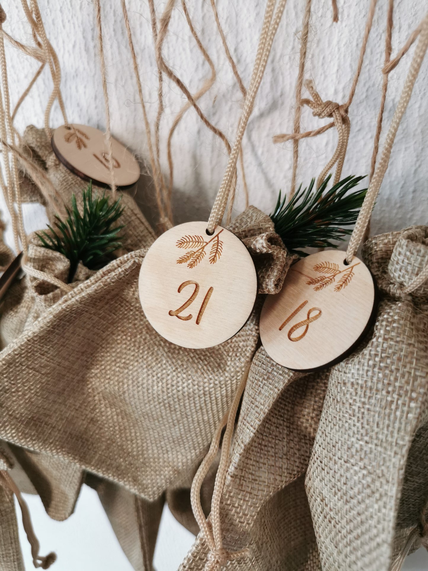 Adventskalender Zahlen rund aus Holz