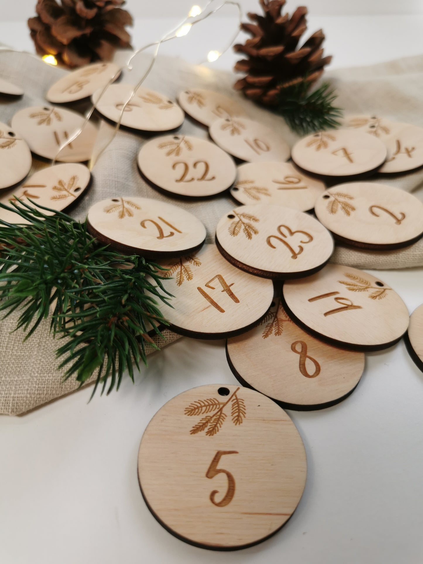 Adventskalender Zahlen rund aus Holz