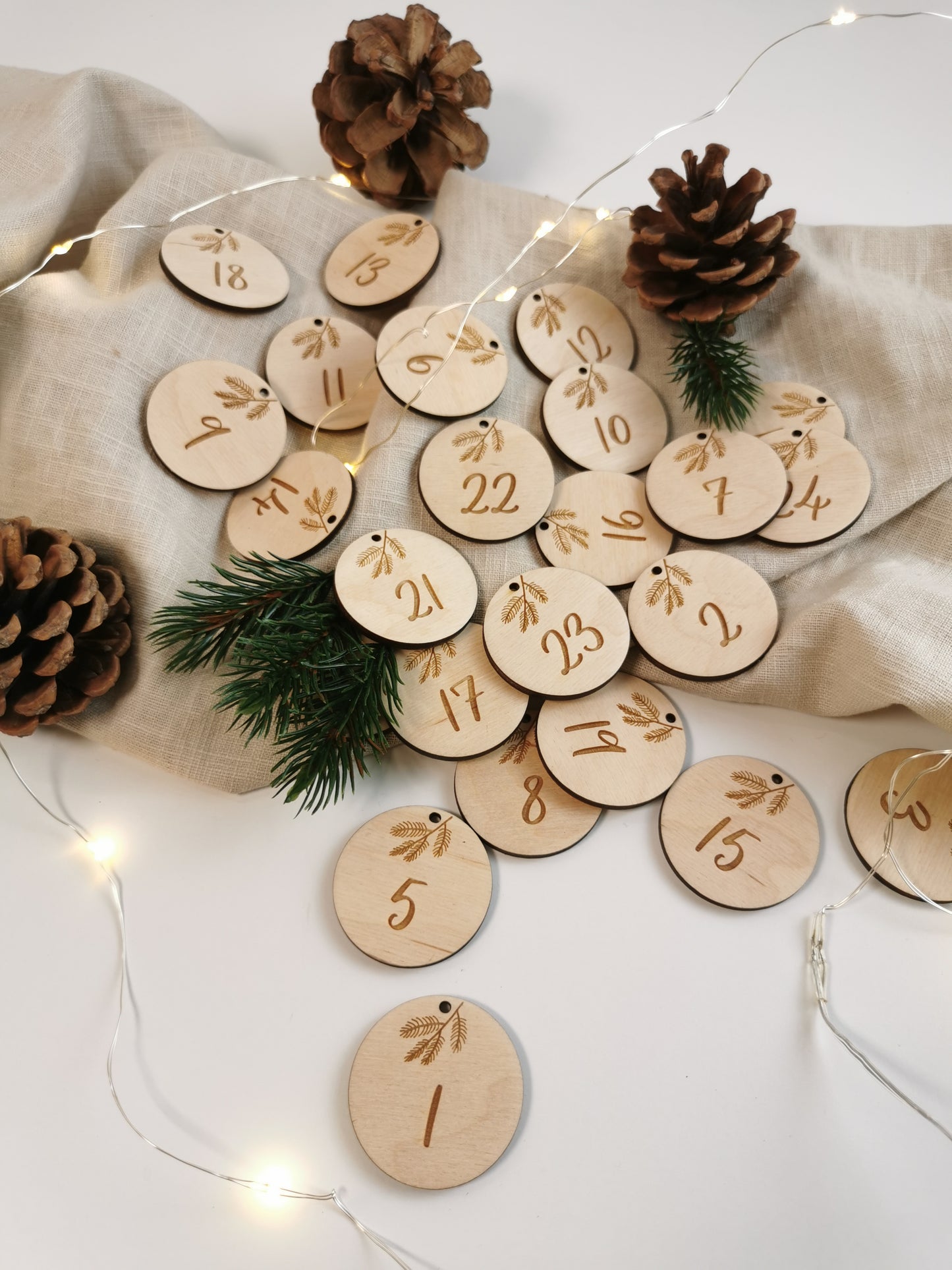 Adventskalender Zahlen rund aus Holz