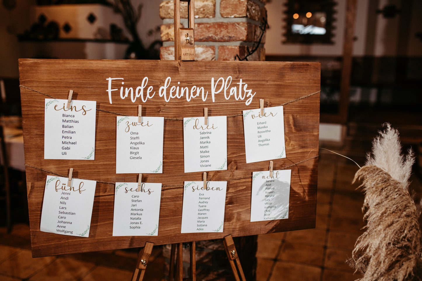 Sitzplan aus Holz (Finde deinen Platz)