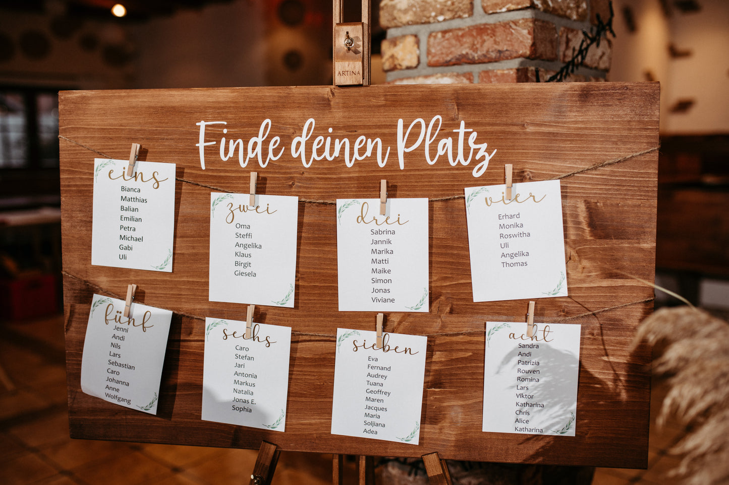 Sitzplan aus Holz (Finde deinen Platz)