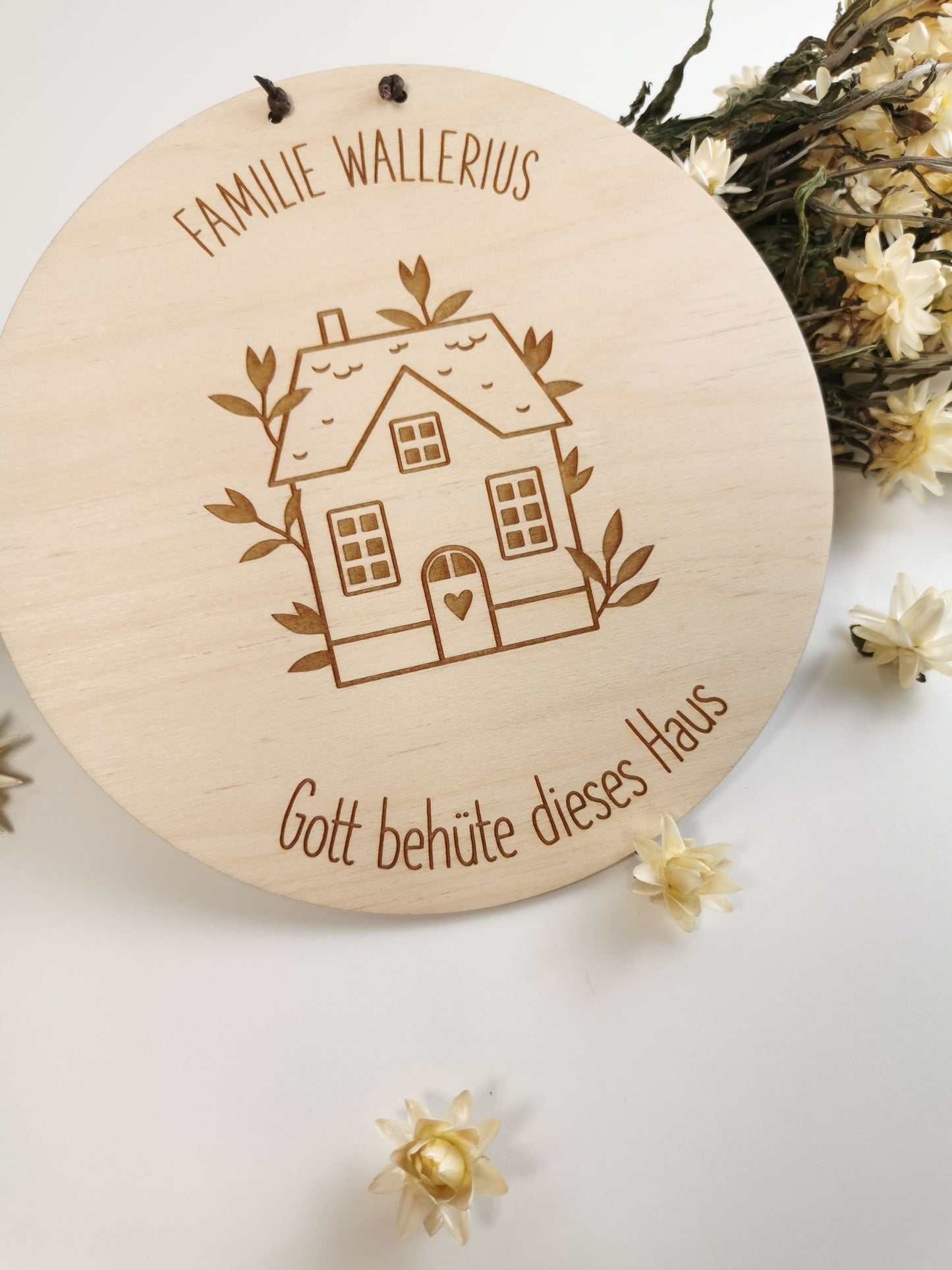 Holzschild mit Namen Gott behüte dieses Haus