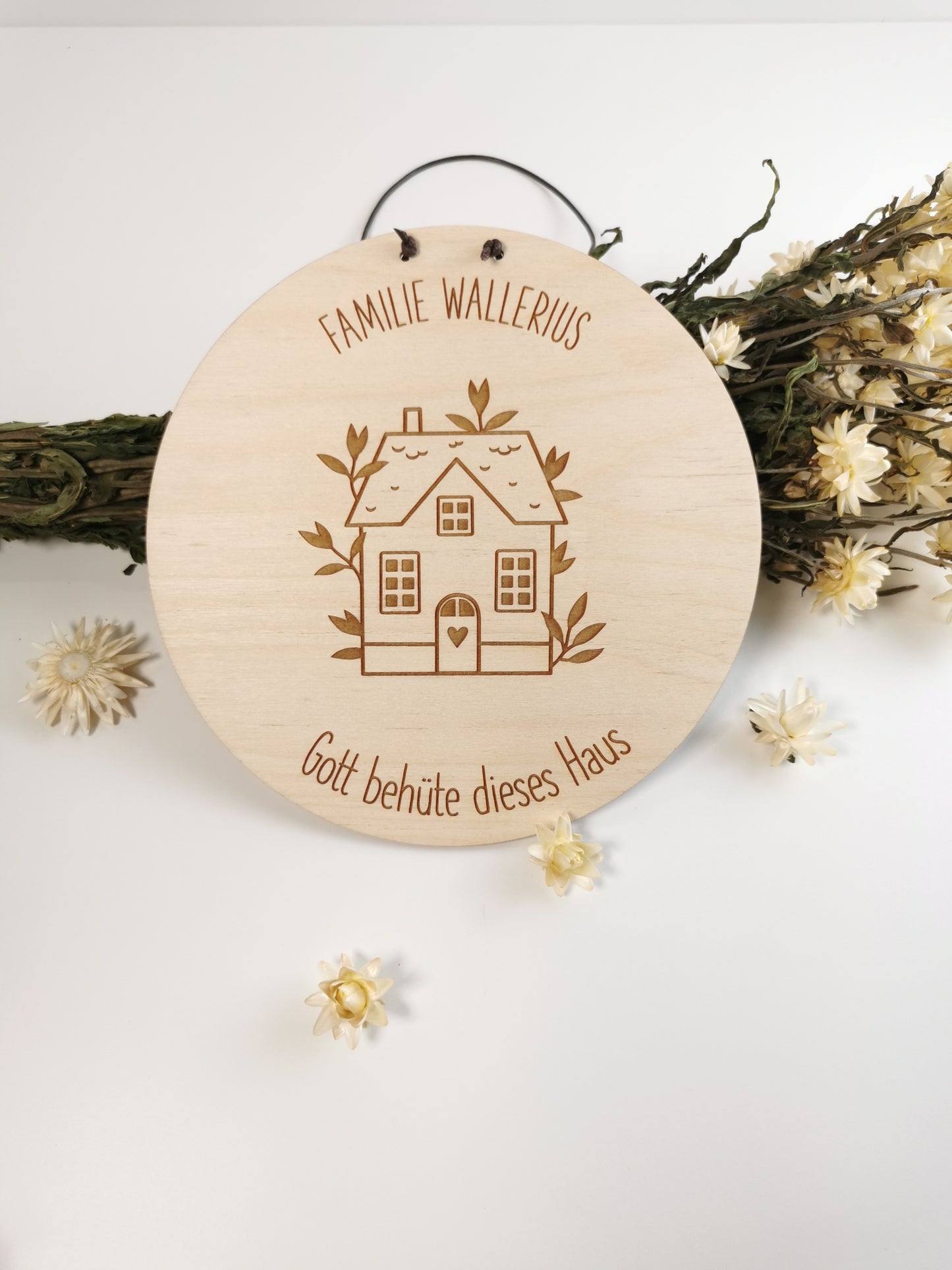 Holzschild mit Namen Gott behüte dieses Haus