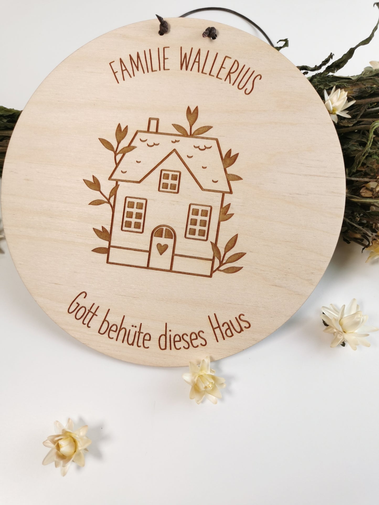 Holzschild mit Namen Gott behüte dieses Haus