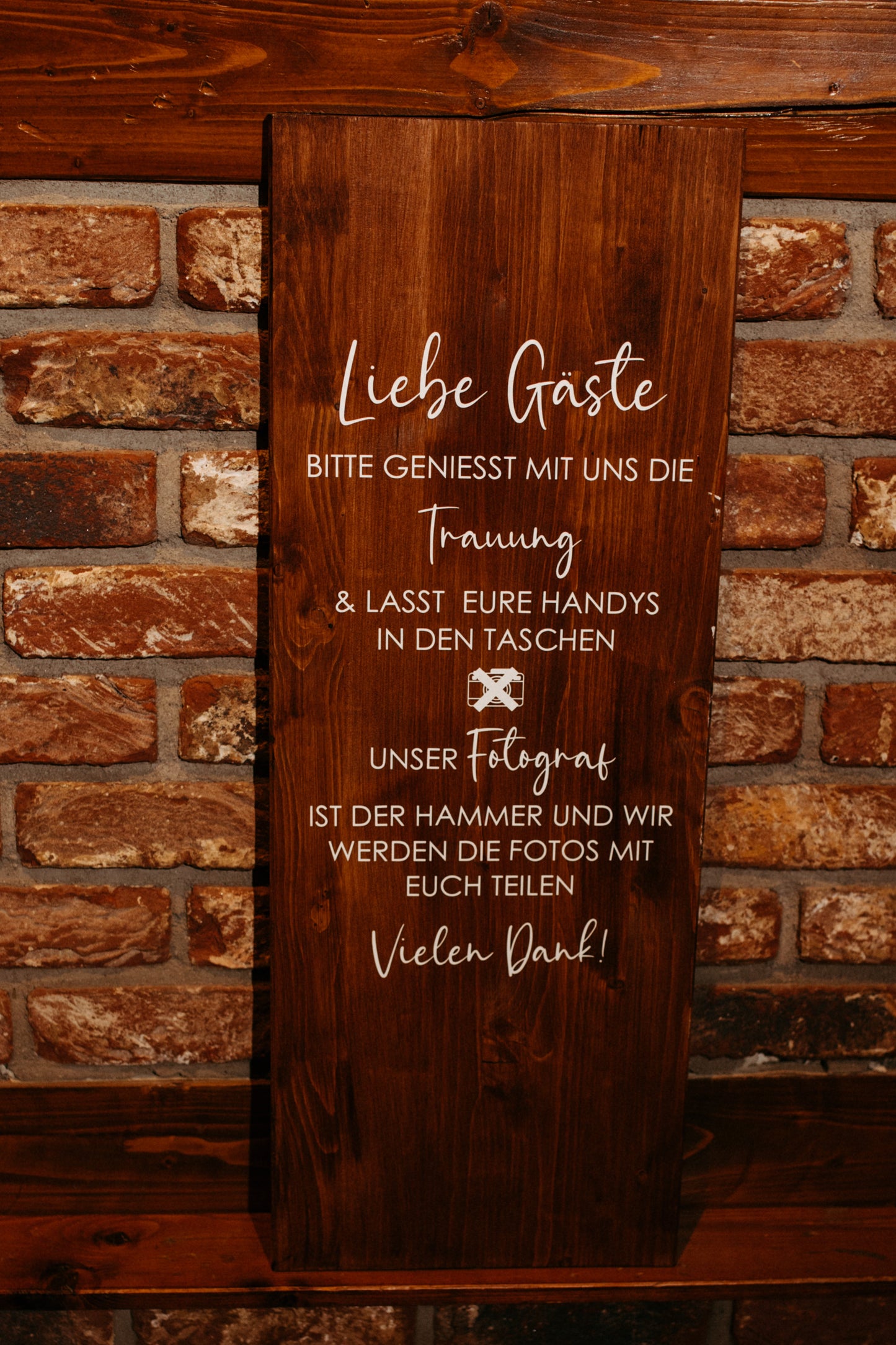 Holzschild Handys in die Taschen