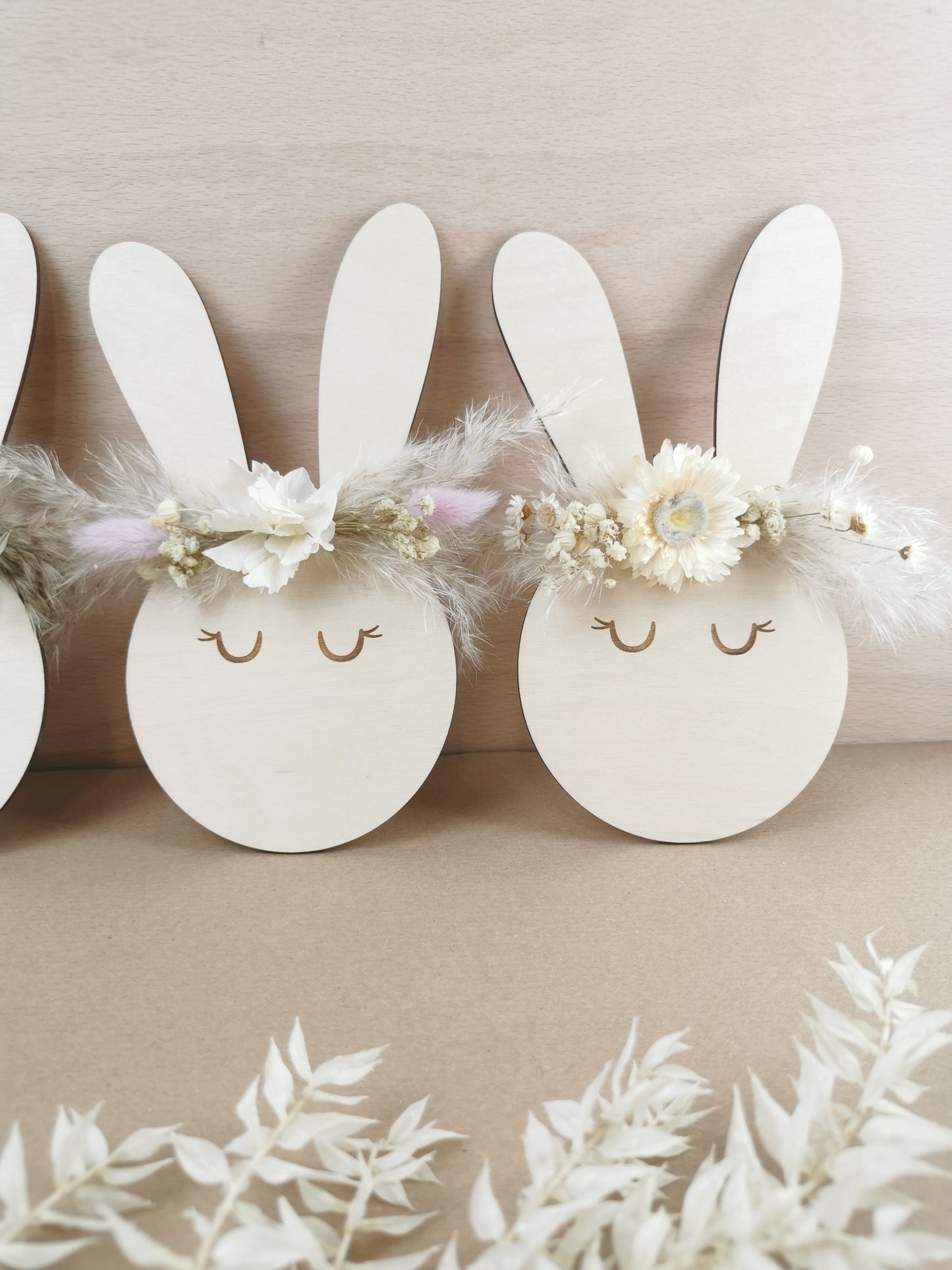 Holz Hase mit Trockenblumen