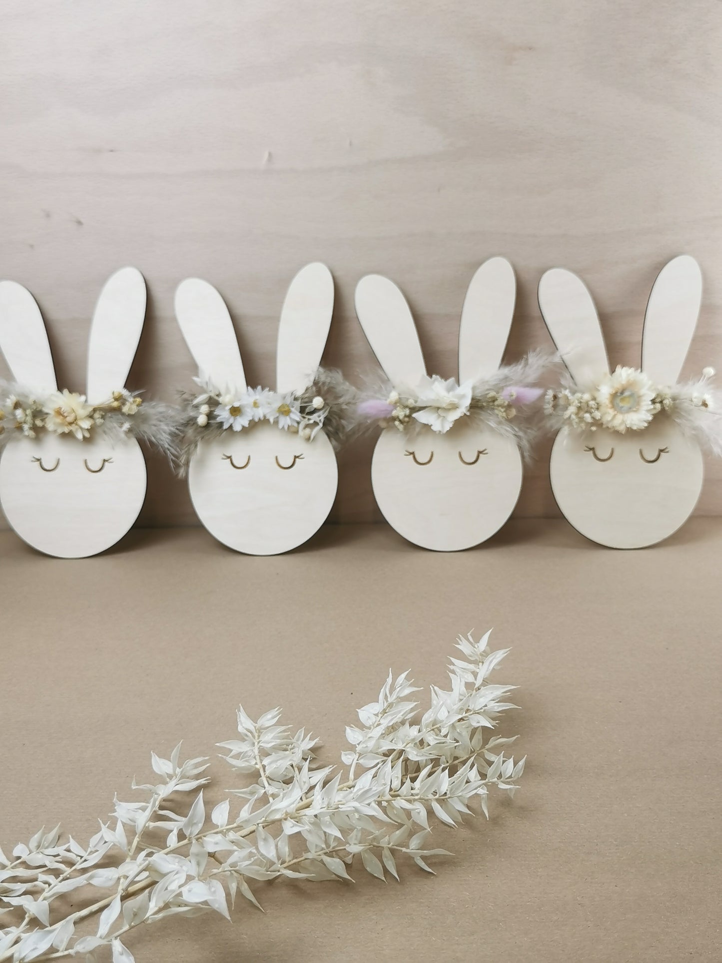 Holz Hase mit Trockenblumen