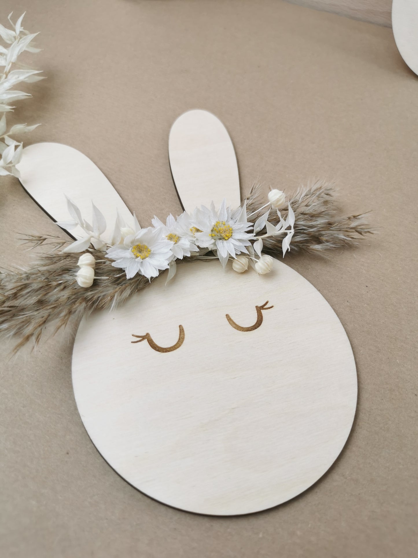 Holz Hase mit Trockenblumen