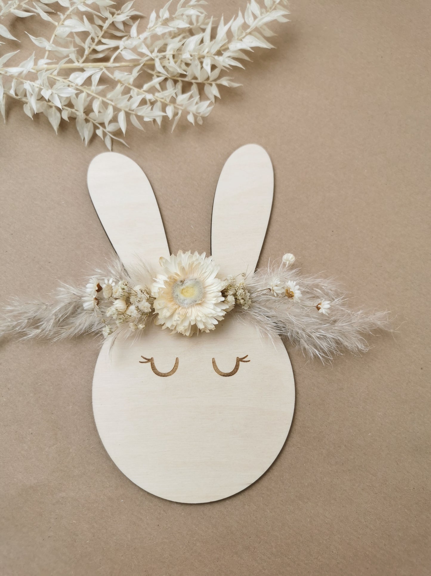 Holz Hase mit Trockenblumen