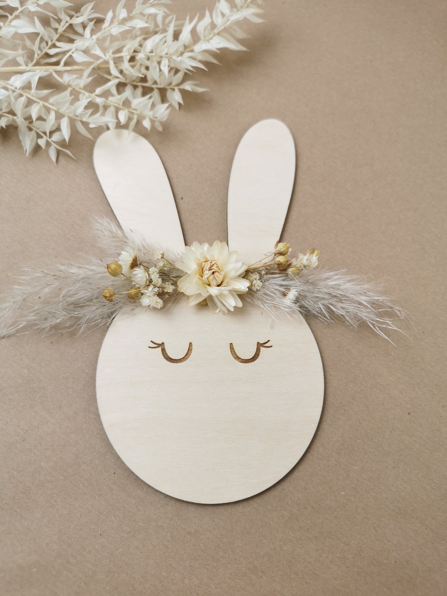 Holz Hase mit Trockenblumen