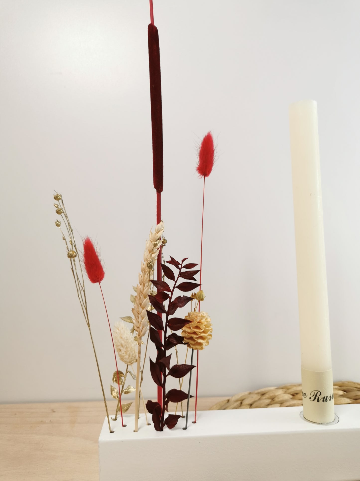 Flowerboard mit Kerzen und Blumen