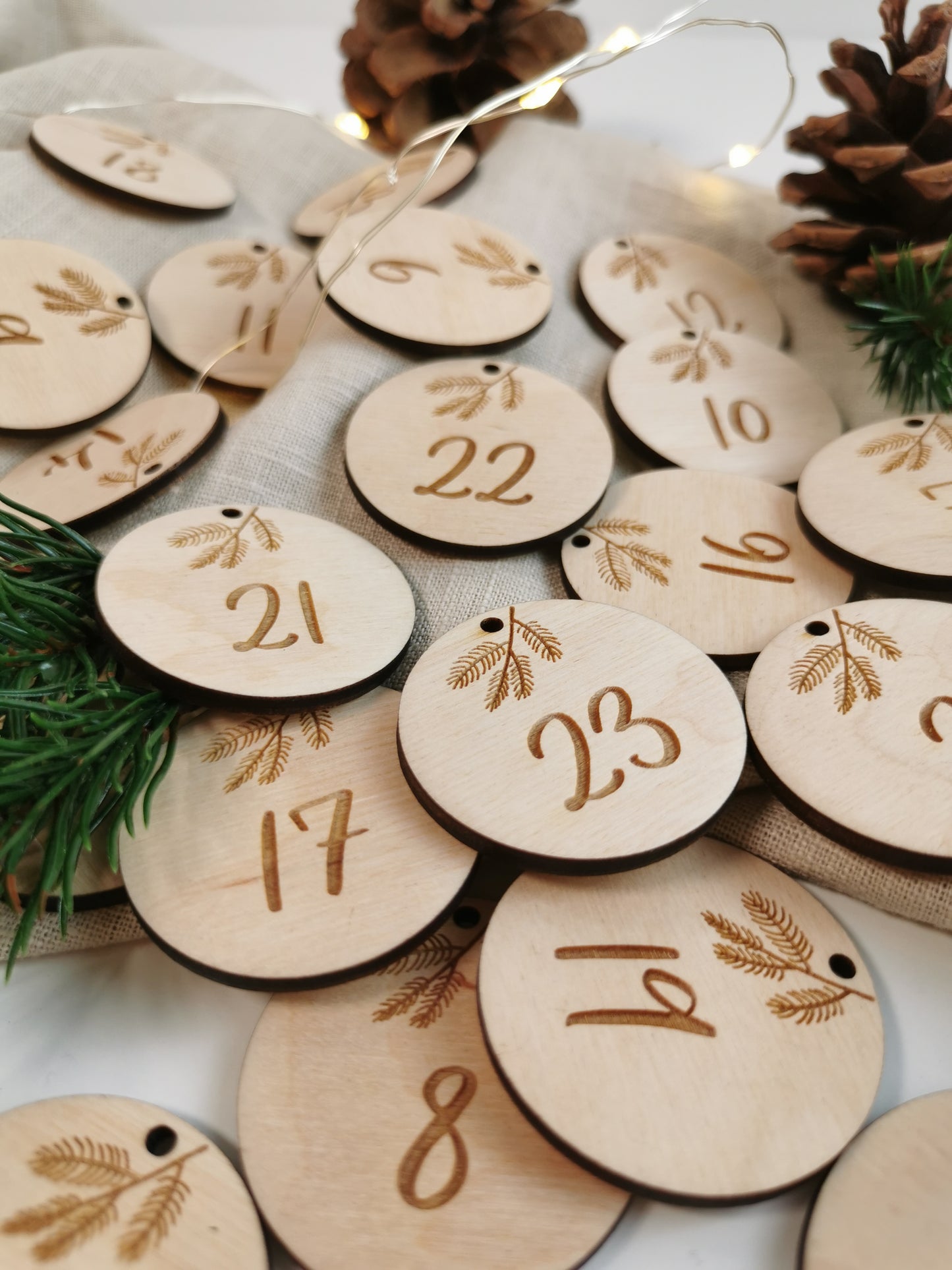 Adventskalender Zahlen rund aus Holz